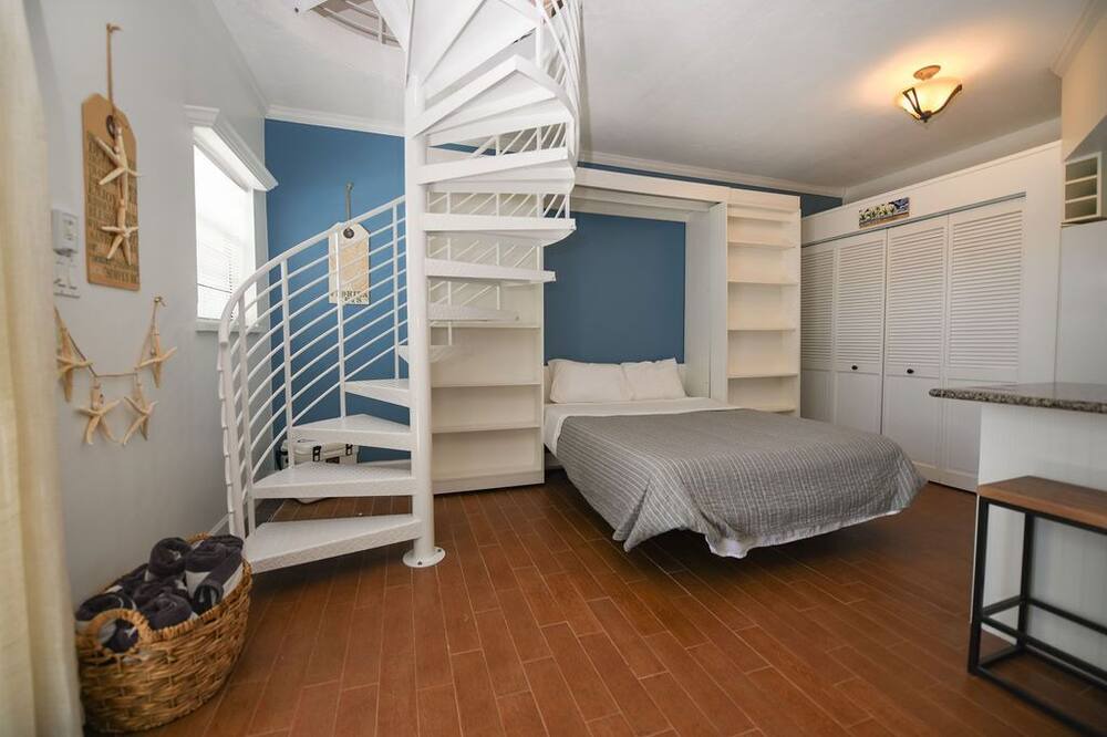 Photo of Bedroom in Venetian Shores