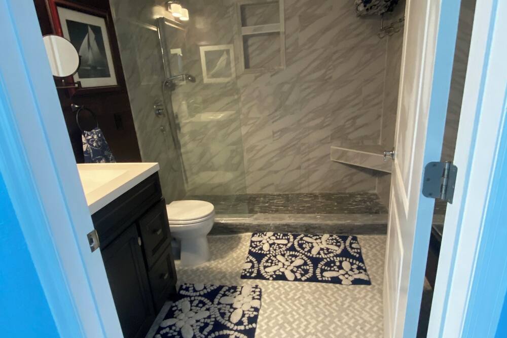 Photo of Bathroom in Beach Club Colony
