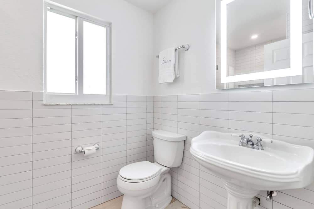 Photo of Bathroom in Poiciana Park II
