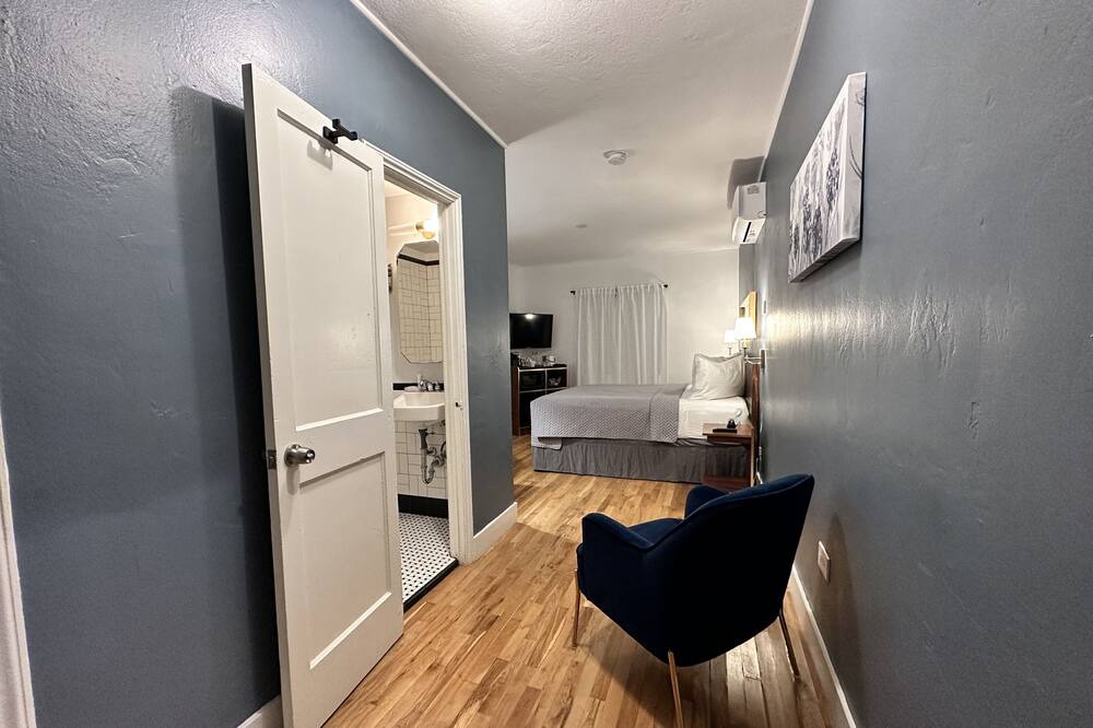 Photo of Bedroom in Overtown