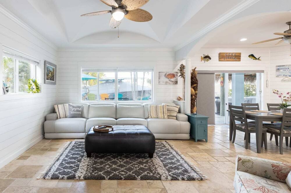 Photo of Livingroom in Venetian Shores