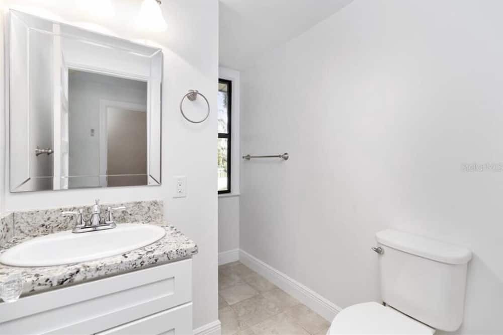 Photo of Bathroom in Auburndale