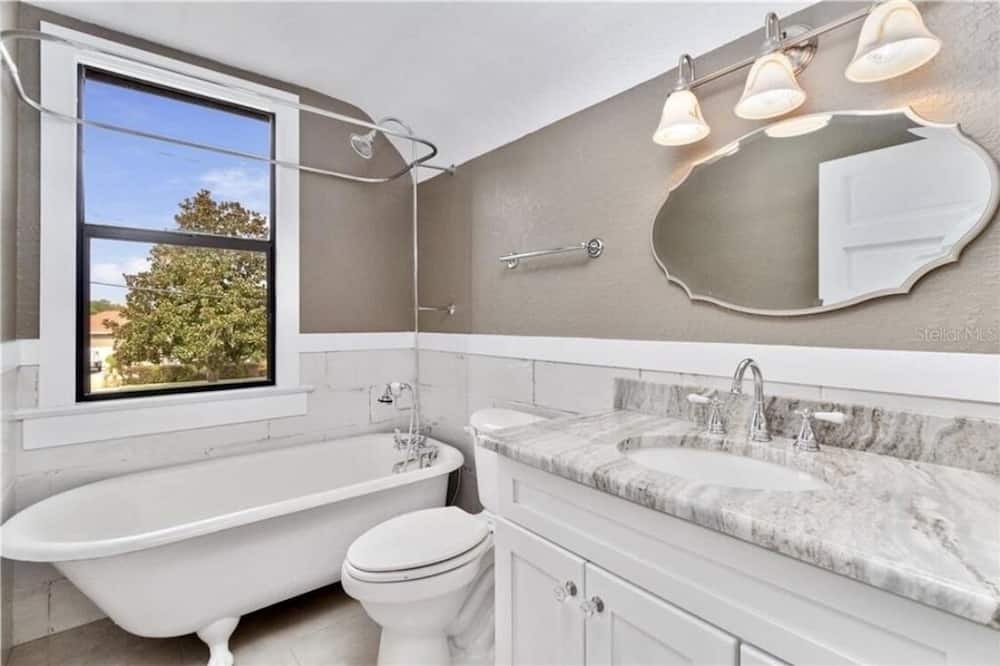 Photo of Bathroom in Auburndale