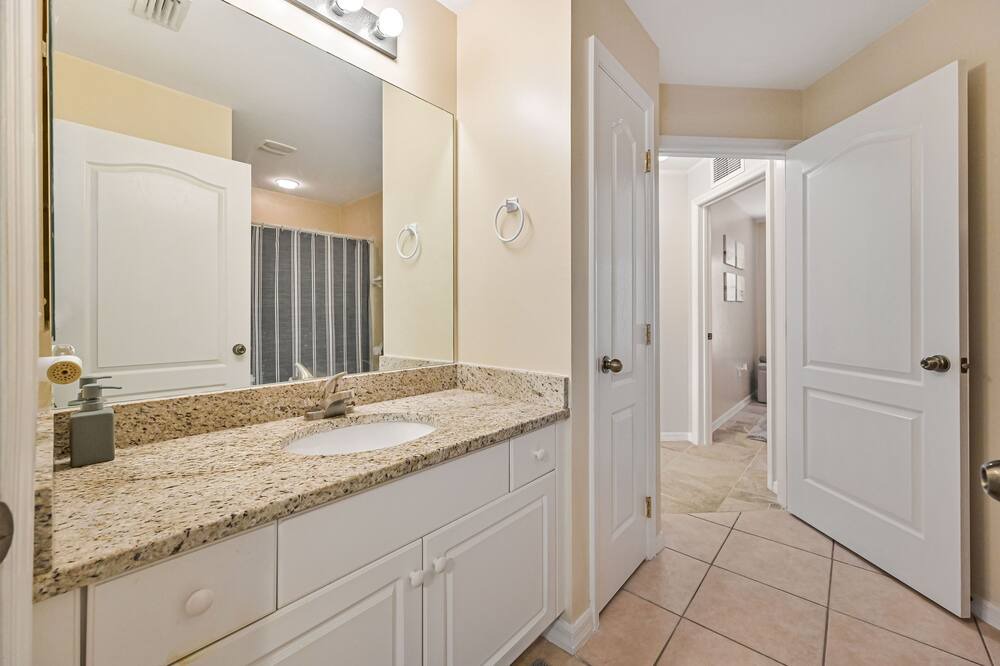 Photo of Bathroom in Jacarandas