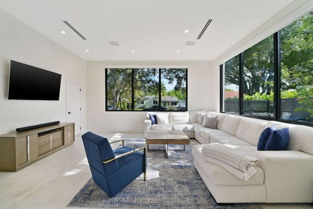 Photo of Livingroom in Ludlam
