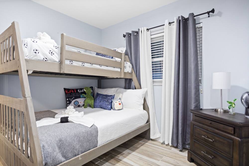 Photo of Bedroom in Town N County Park