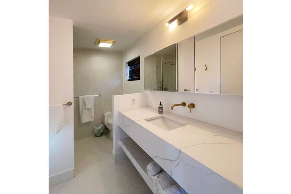 Photo of Bathroom in Pinecrest