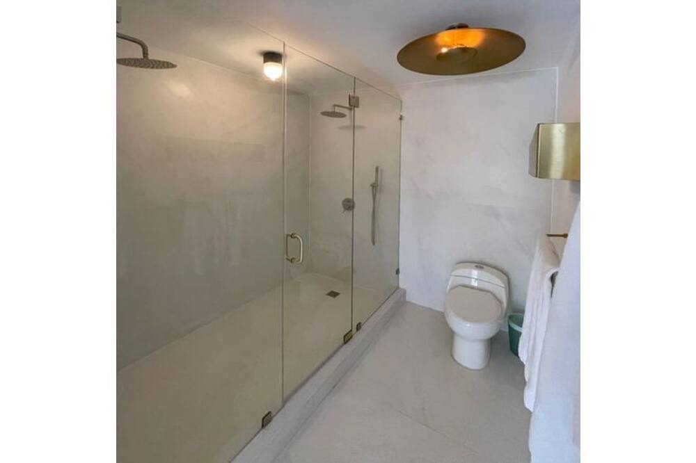 Photo of Bathroom in Pinecrest