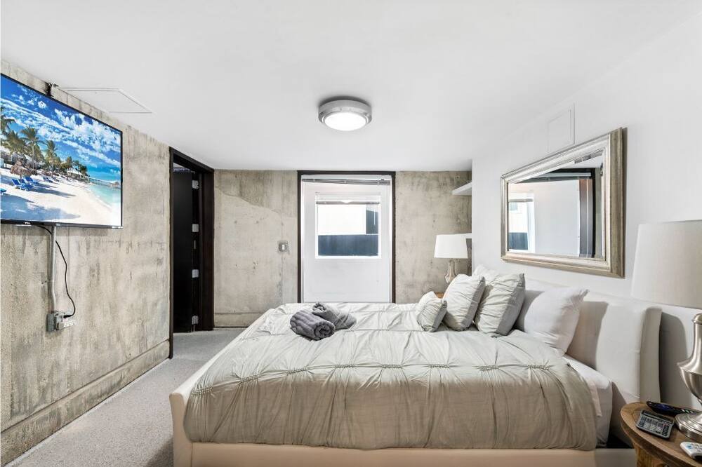 Photo of Bedroom in Northeast Coconut Grove