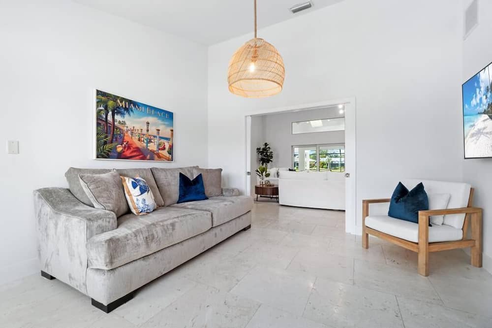 Photo of Livingroom in Palm River Estates