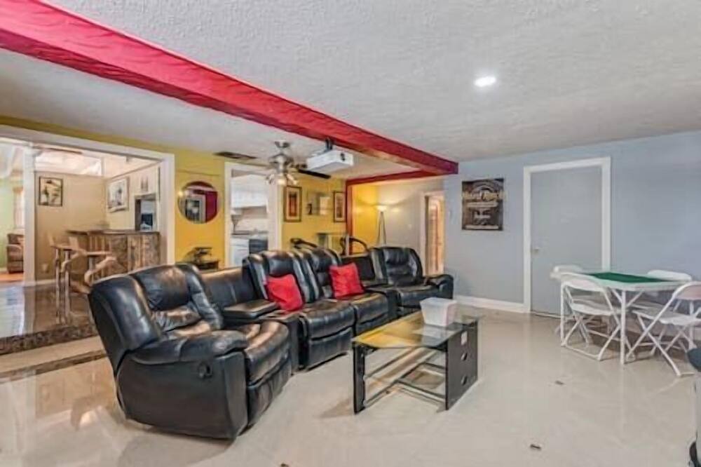 Photo of Livingroom in Clair-Mel City