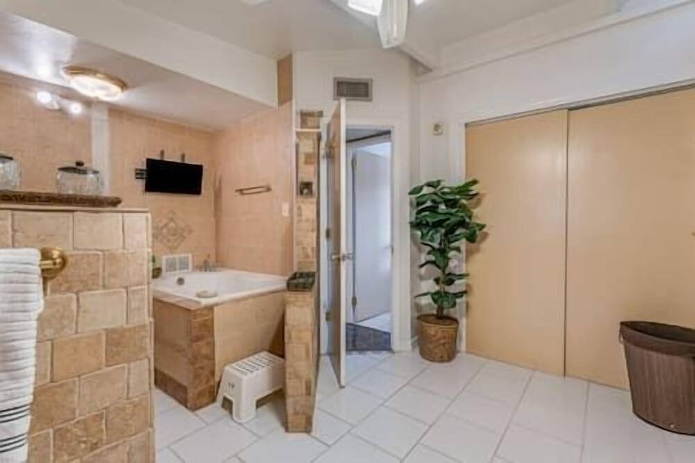 Photo of Bathroom in Clair-Mel City