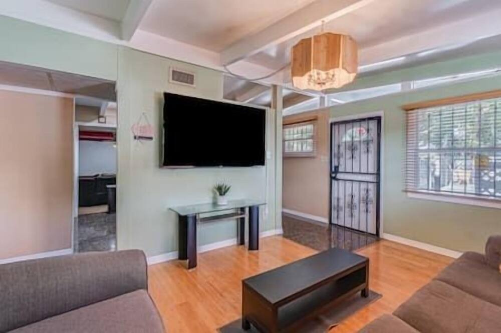 Photo of Livingroom in Clair-Mel City