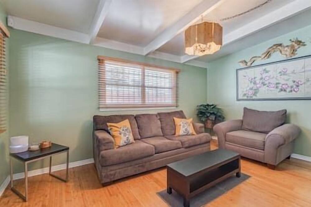 Photo of Livingroom in Clair-Mel City