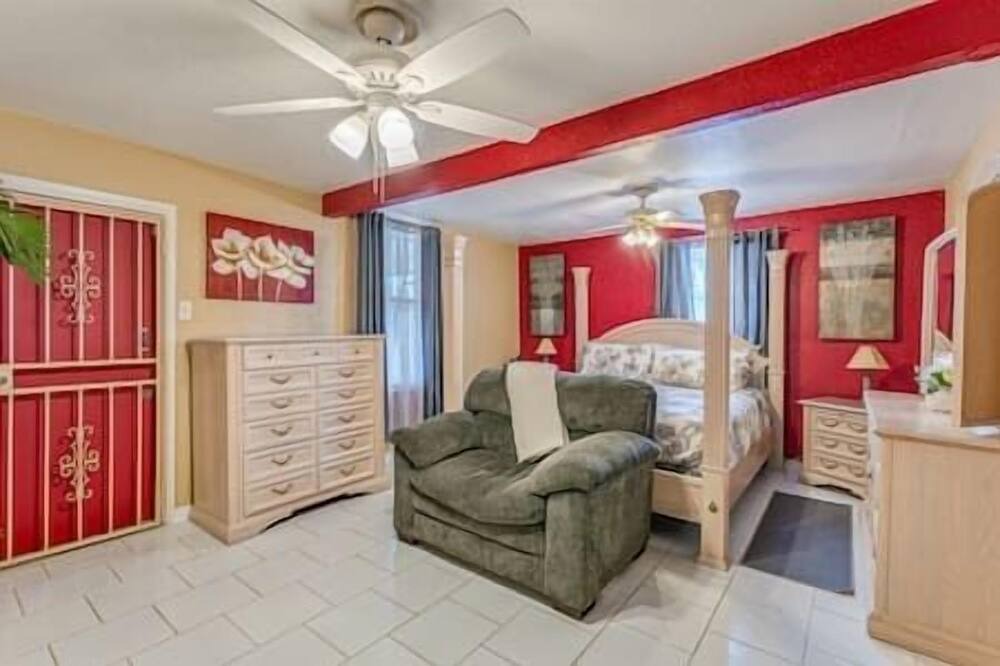 Photo of Livingroom in Clair-Mel City