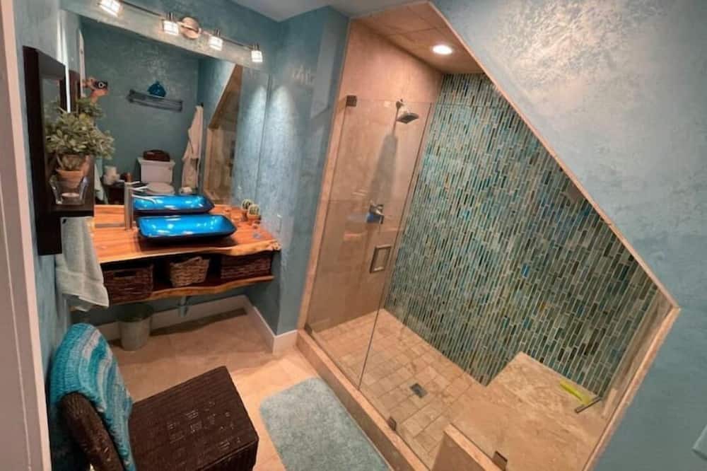 Photo of Bathroom in Golden Gate
