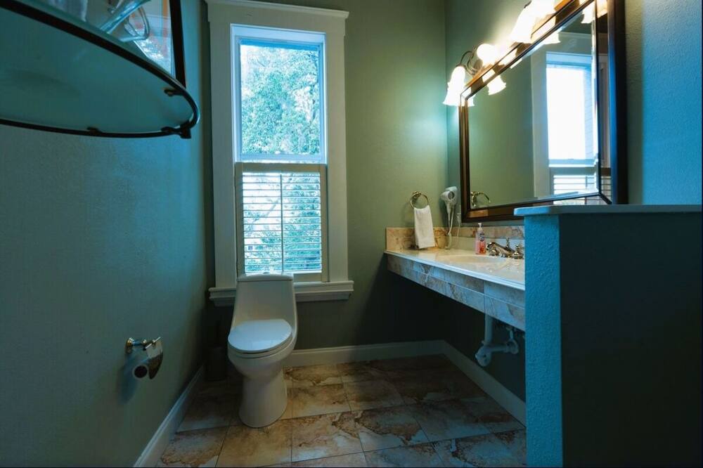 Photo of Bathroom in Arcadia Historic District