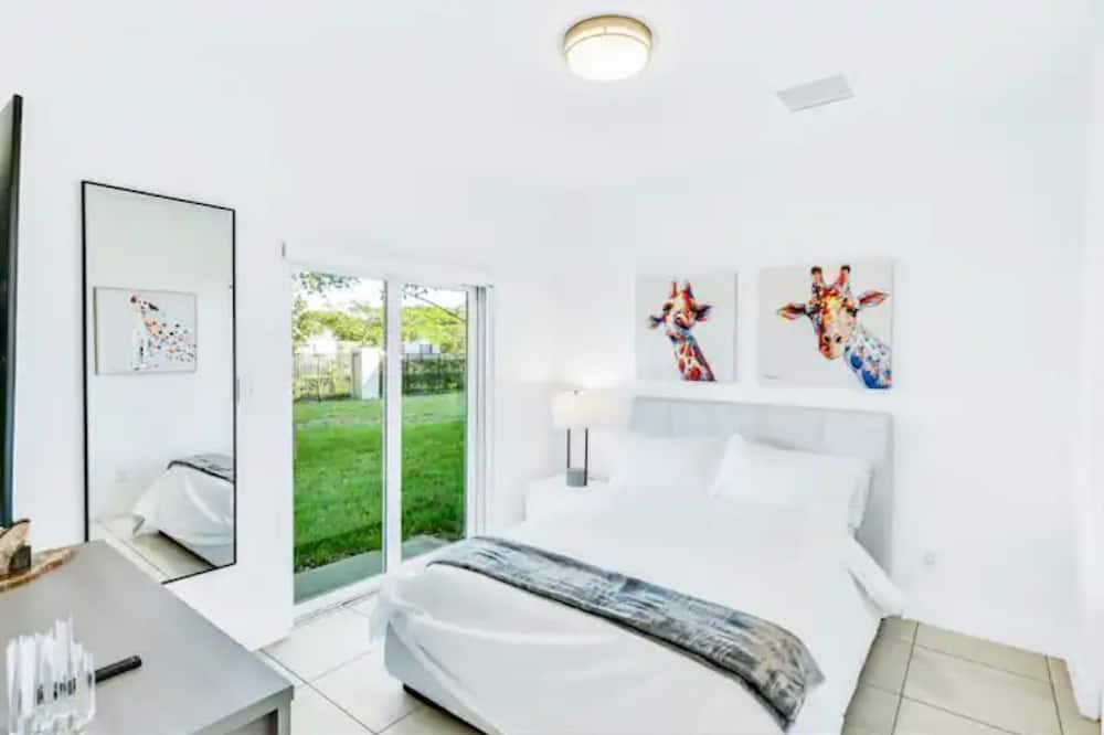 Photo of Bathroom in Lake Worth Corridor