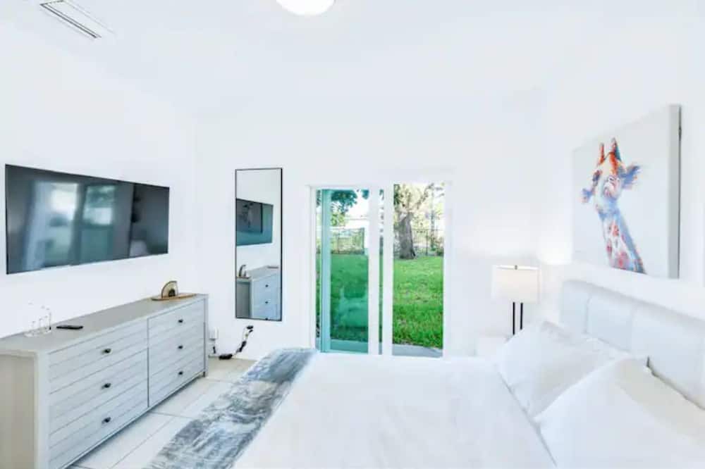 Photo of Bedroom in Lake Worth Corridor
