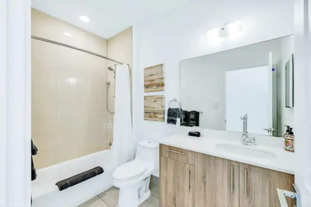 Photo of Bathroom in Lake Worth Corridor