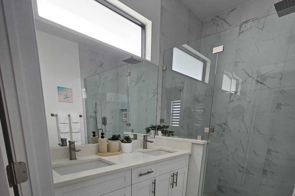 Photo of Bathroom in Diplomat