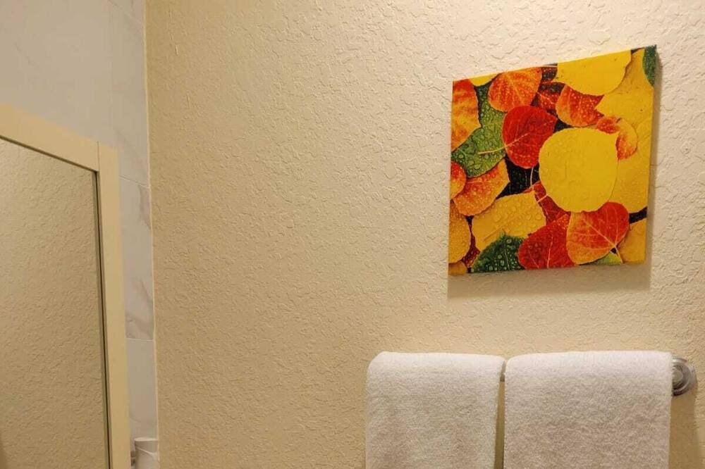 Photo of Bathroom in Lake Worth Corridor