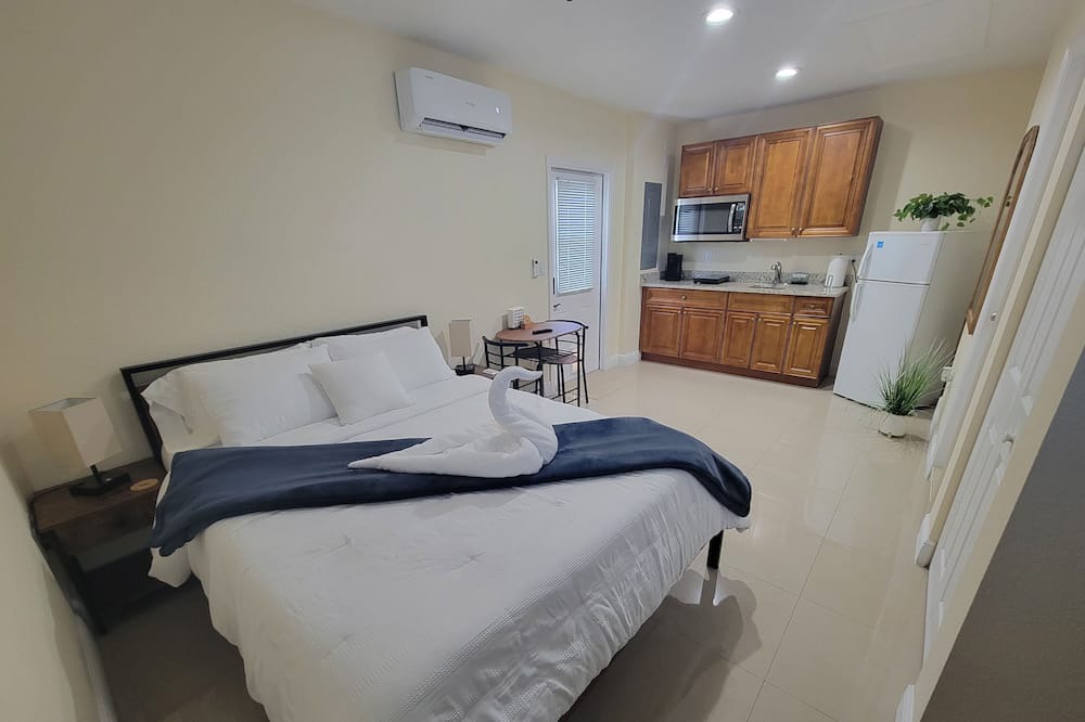 Photo of Bedroom in Lake Worth Corridor