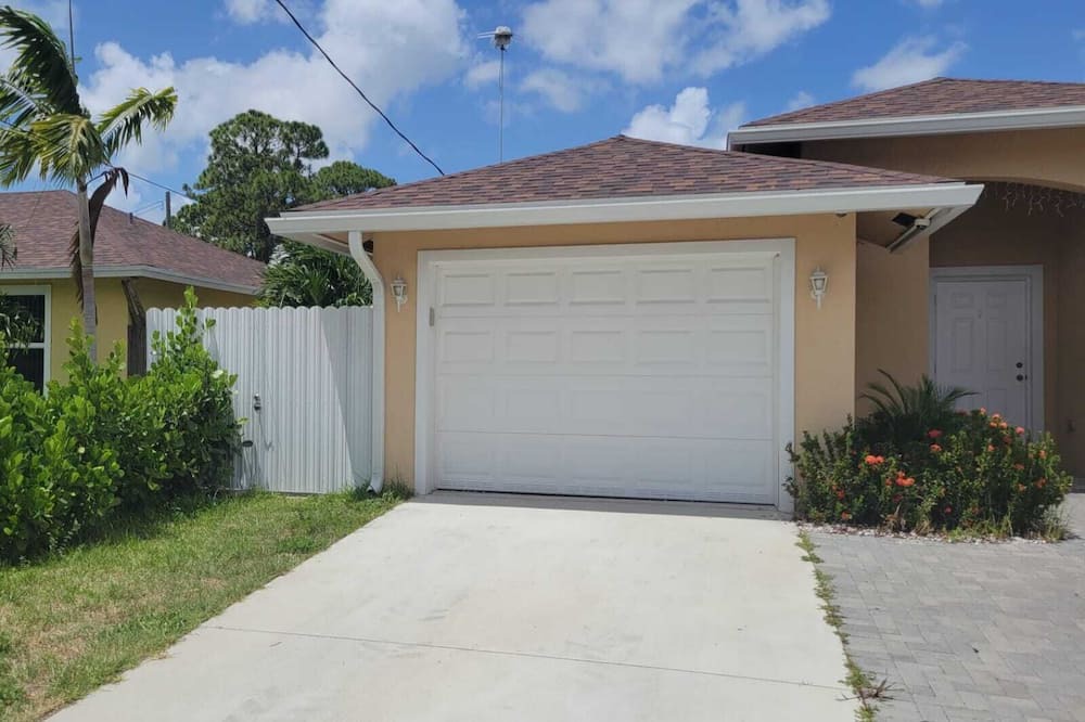 Photo of Outdoor in Lake Worth Corridor