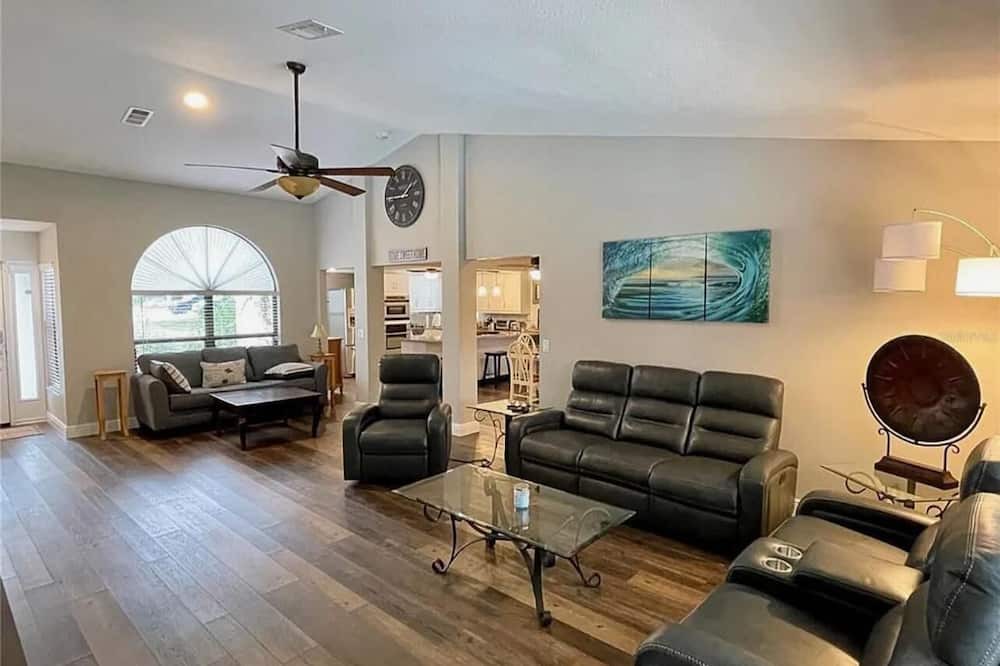 Photo of Livingroom in Country Oaks