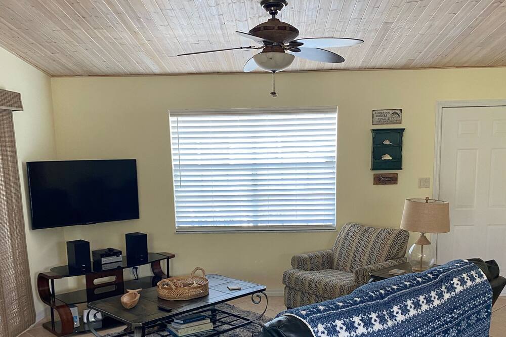 Photo of Livingroom in Doctor's Arm