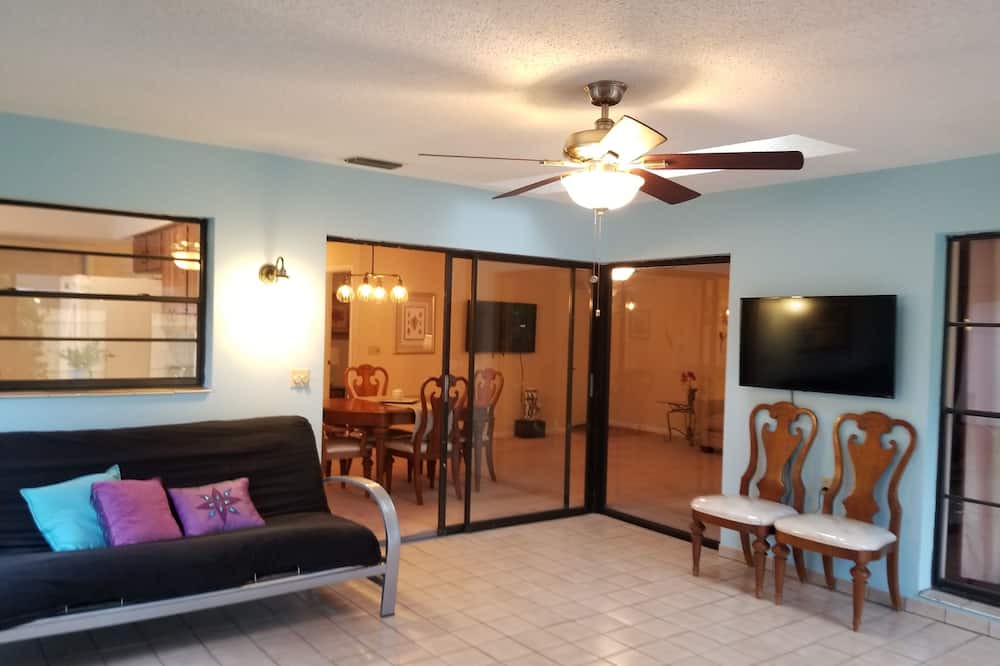 Photo of Livingroom in Carrollwood