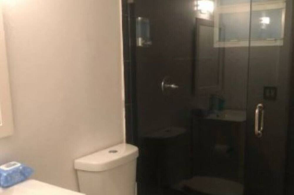 Photo of Bathroom in Allapattah
