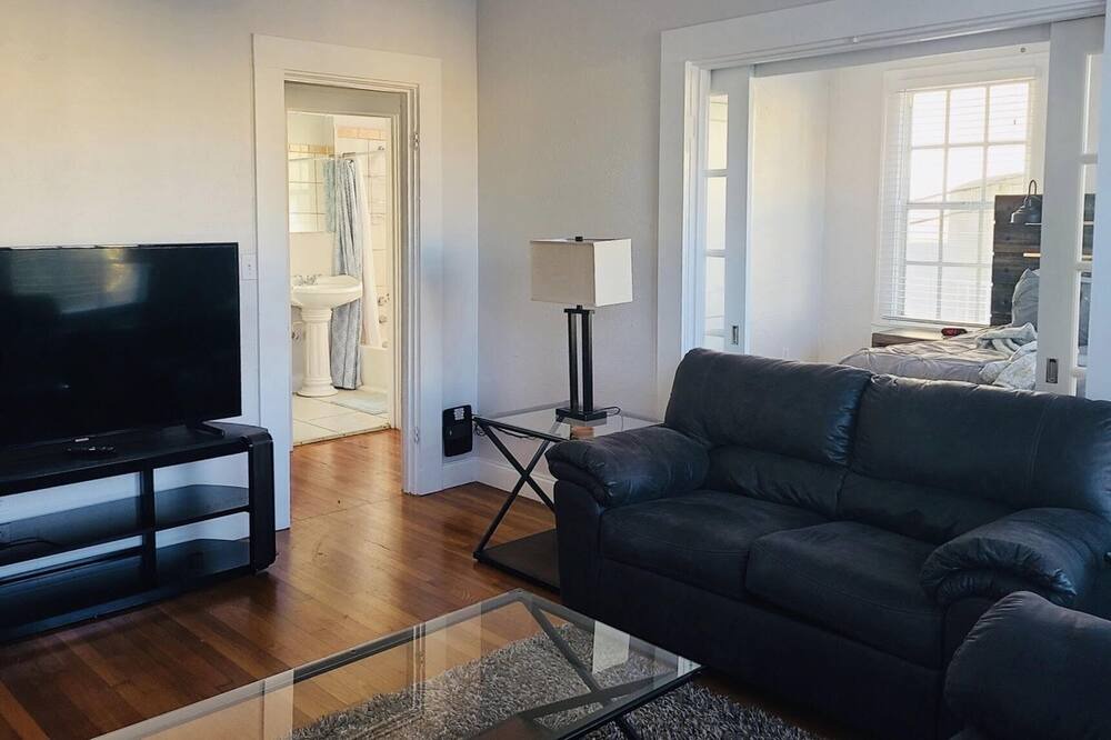 Photo of Livingroom in Courier City - Oscawana