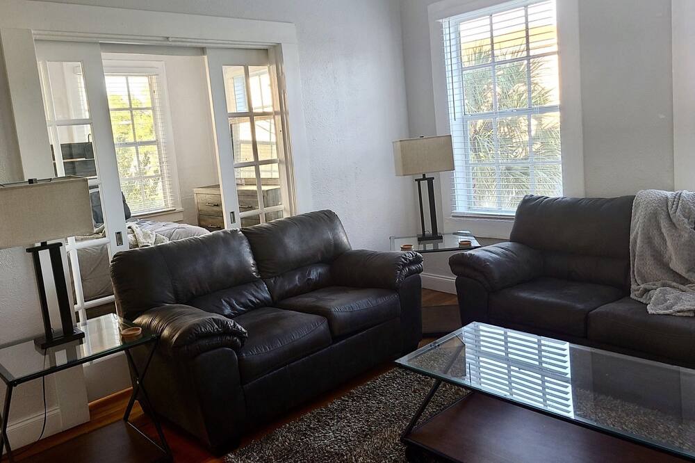 Photo of Livingroom in Courier City - Oscawana