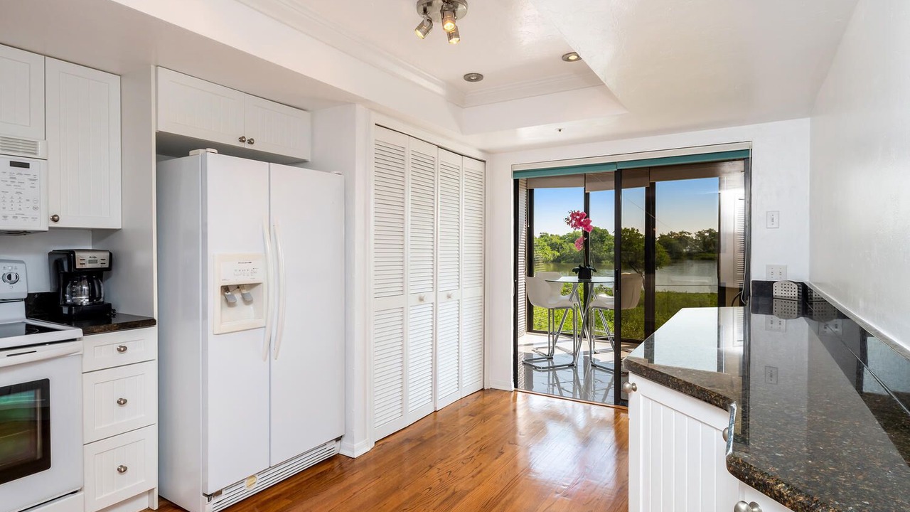 Photo of Kitchen in Mid Island