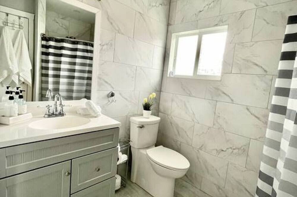 Photo of Bathroom in Golden Gate