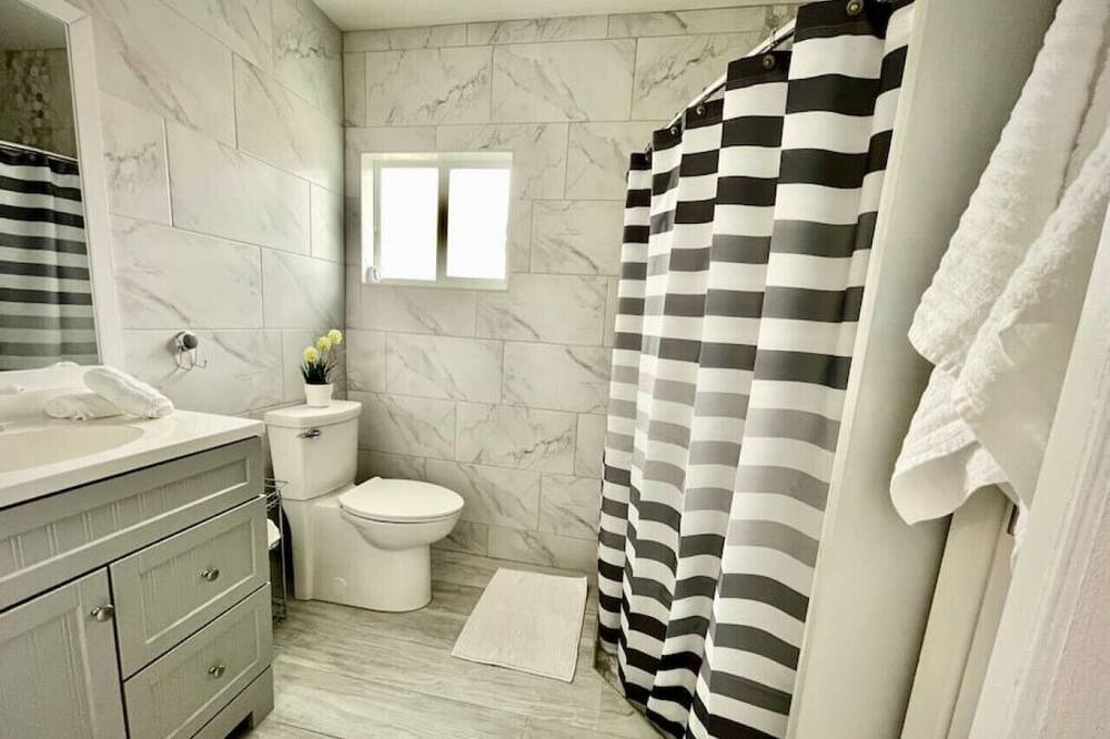 Photo of Bathroom in Golden Gate
