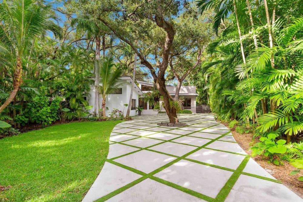 Photo of Outdoor in Northeast Coconut Grove
