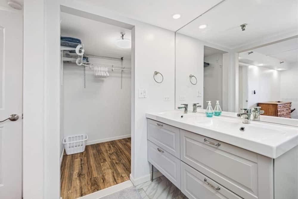 Photo of Bathroom in Pinellas Point