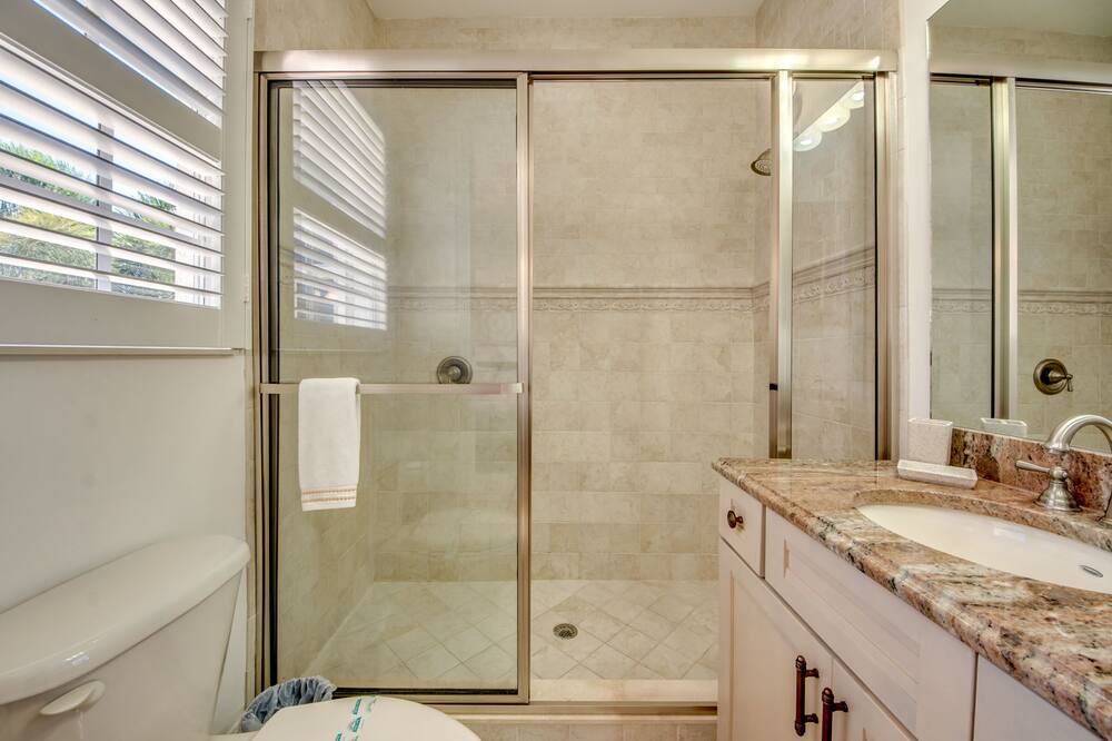 Photo of Bathroom in Peninsula Point