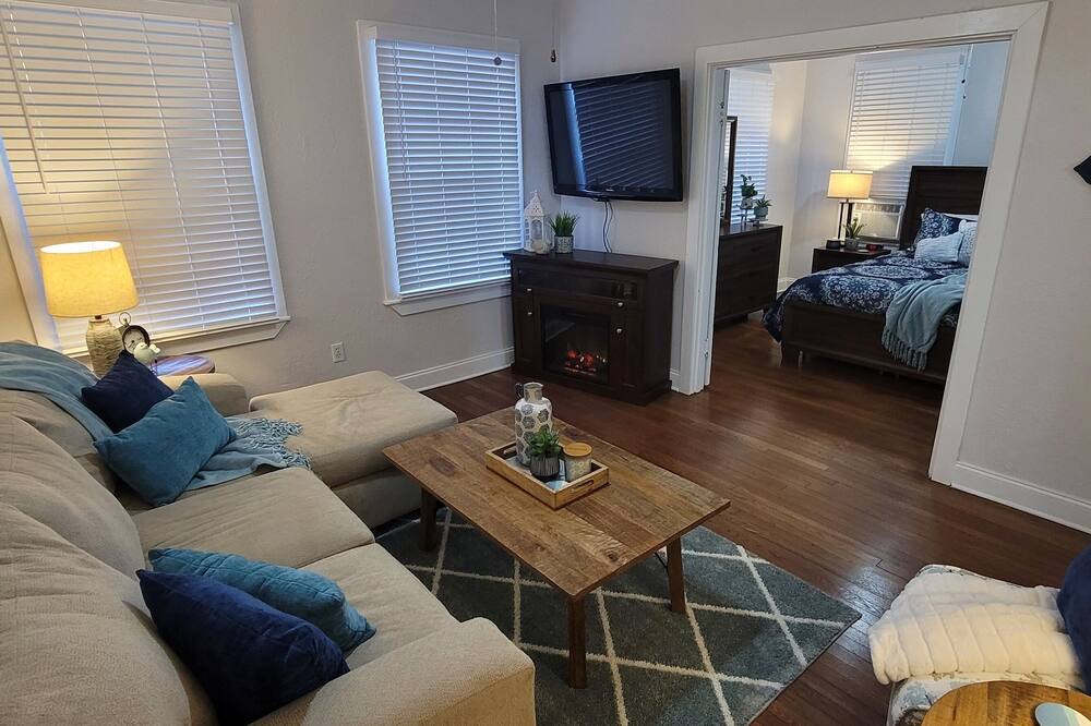 Photo of Livingroom in Courier City - Oscawana