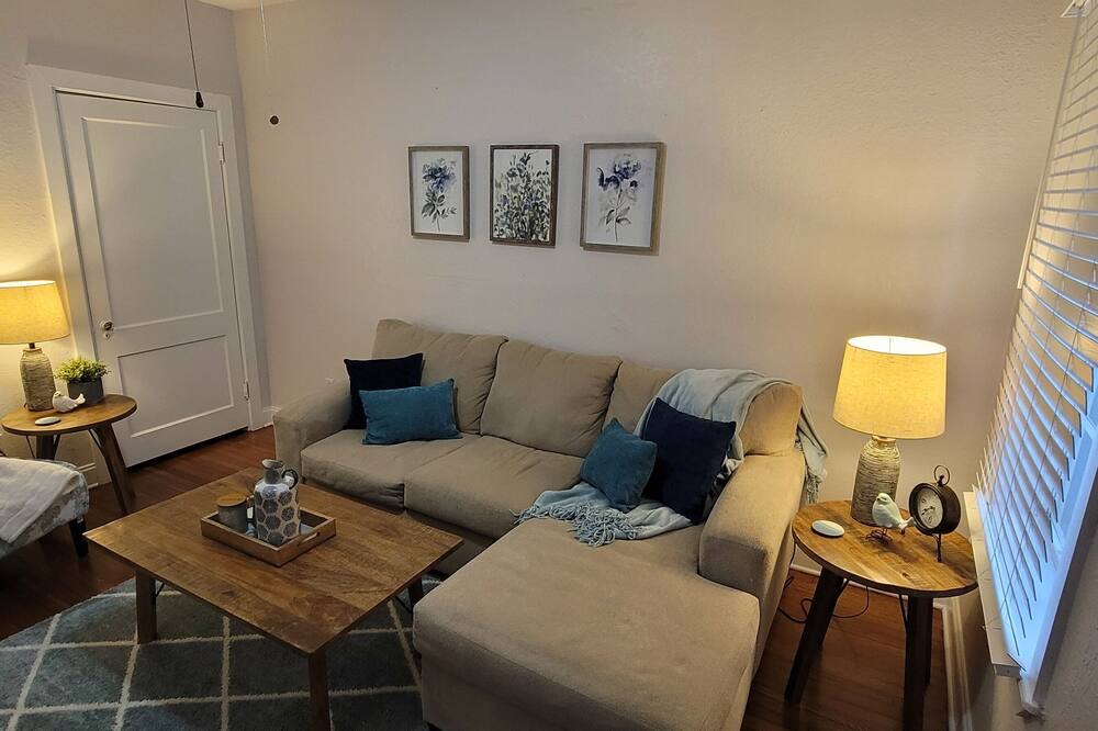 Photo of Livingroom in Courier City - Oscawana