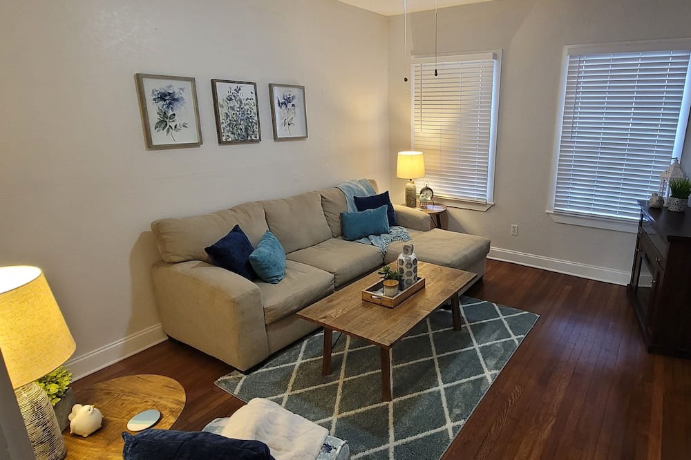 Photo of Livingroom in Courier City - Oscawana