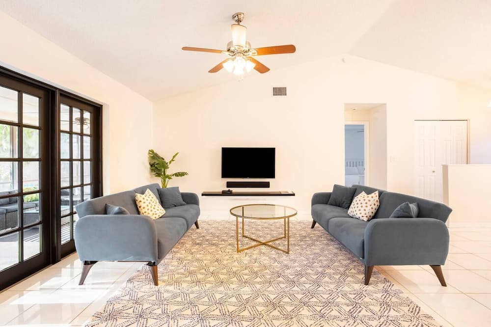 Photo of Livingroom in Lake Valencia