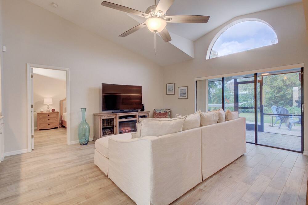Photo of Livingroom in Brookshire Bath and Tennis Club