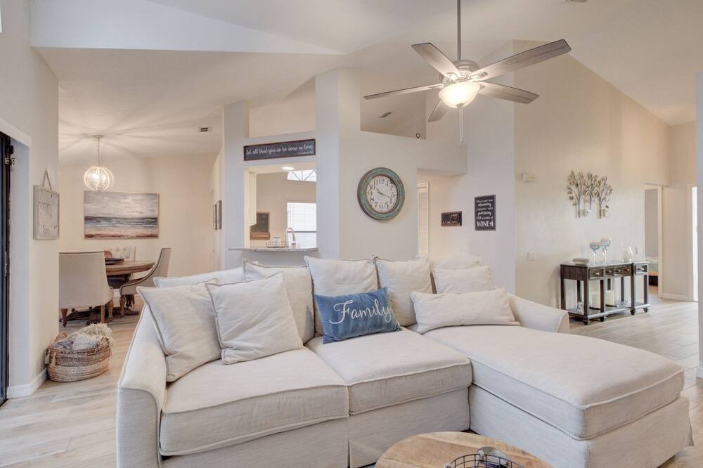 Photo of Livingroom in Brookshire Bath and Tennis Club