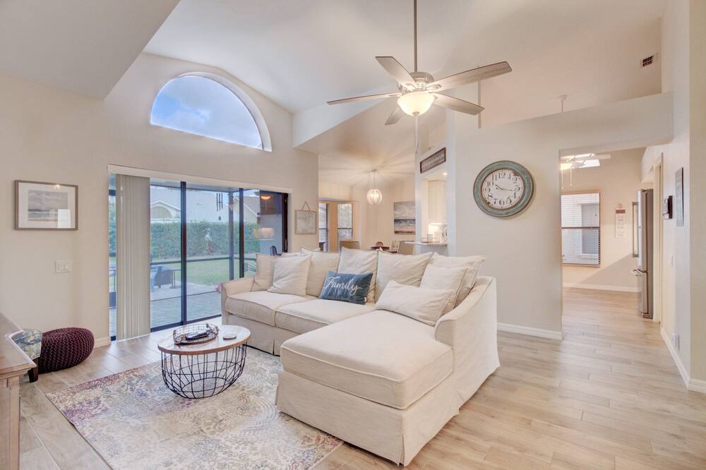Photo of Livingroom in Brookshire Bath and Tennis Club