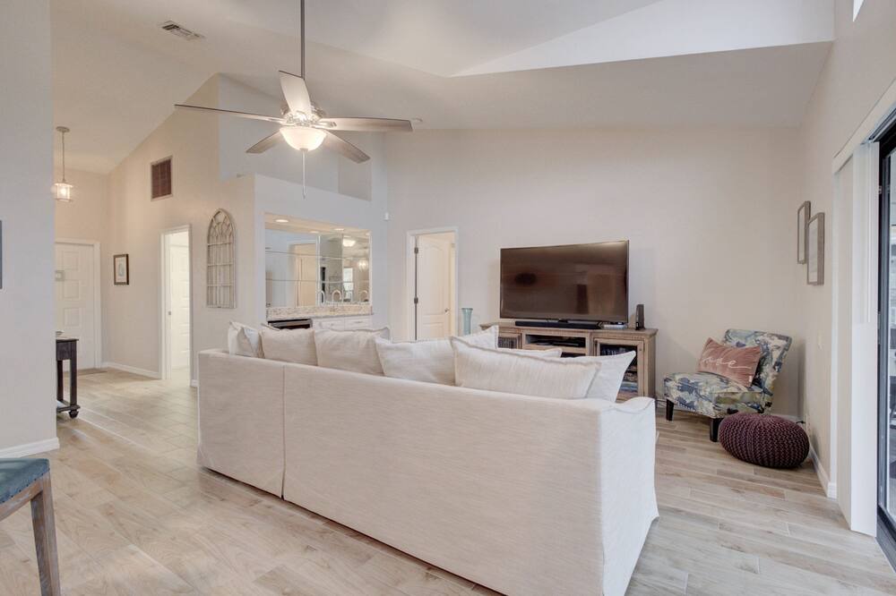 Photo of Livingroom in Brookshire Bath and Tennis Club