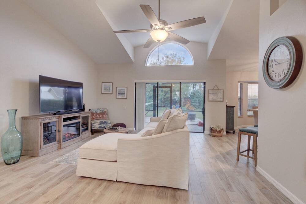 Photo of Livingroom in Brookshire Bath and Tennis Club