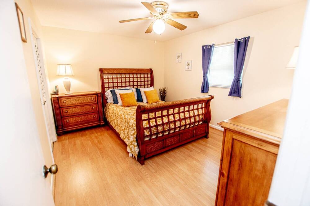 Photo of Bedroom in Cypress Gardens
